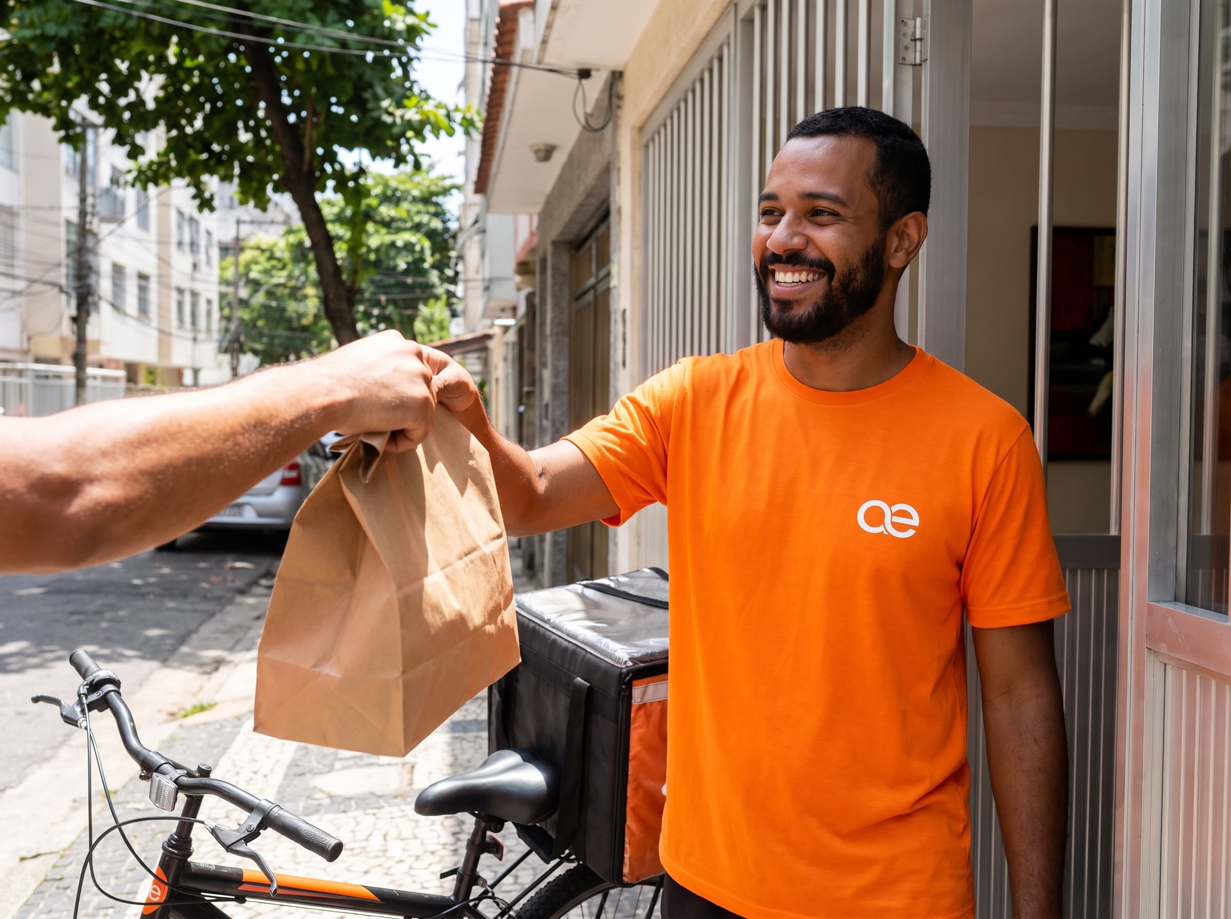 Cliente fazendo o pedido pelo cardápio digital no celular